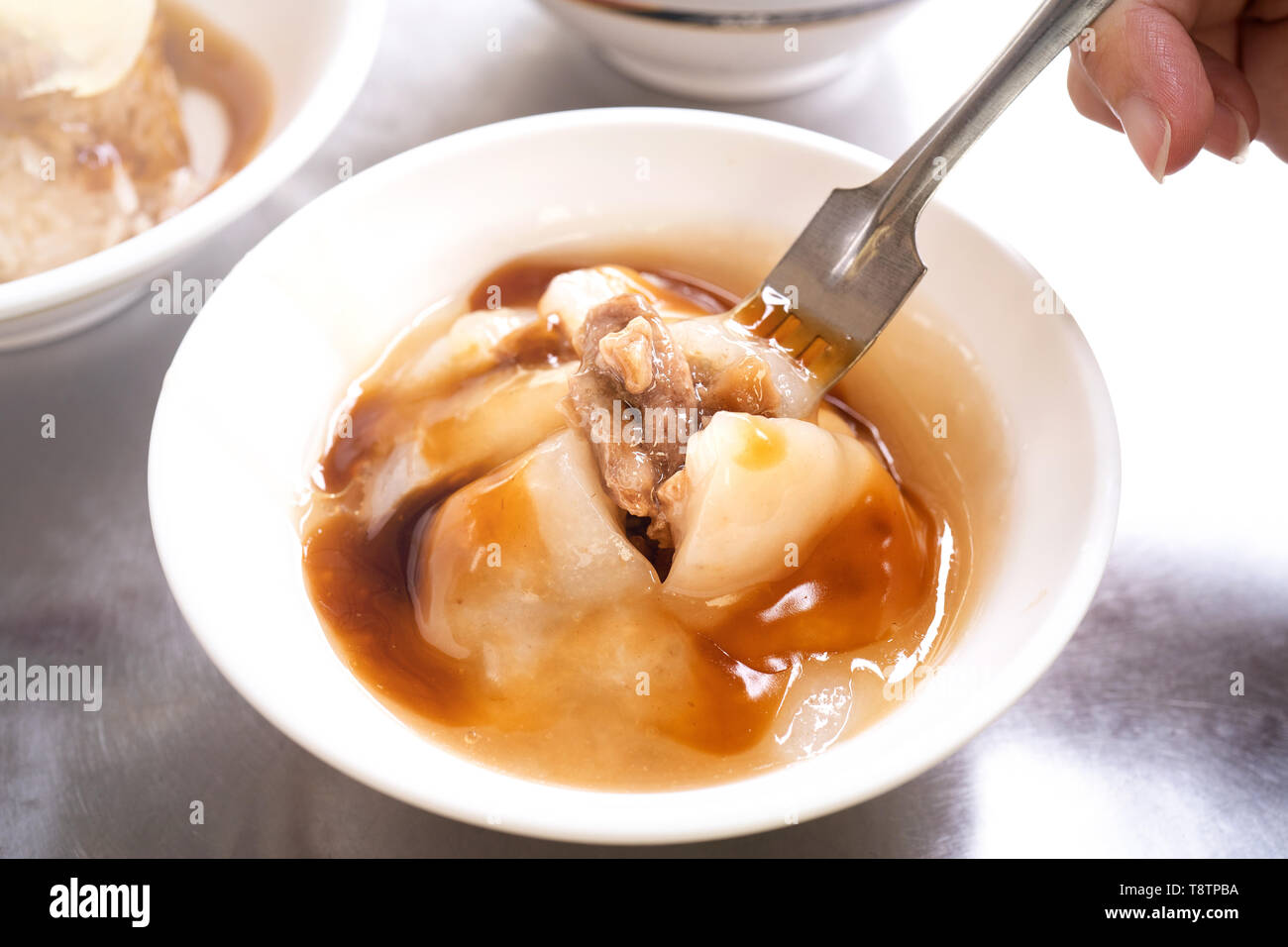 Bawan (Ba Wan), Taiwanese meatball Delikatesse, leckeres Essen, gebratene Stärke gewickelt, runde Knödel mit Schweinebraten, Nahaufnahme, kopieren Raum Stockfoto