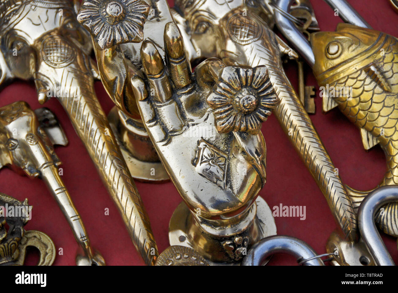 Metallarbeiten Souvenirs angezeigt für Verkauf an den Durbar Square, Kathmandu, Nepal Stockfoto