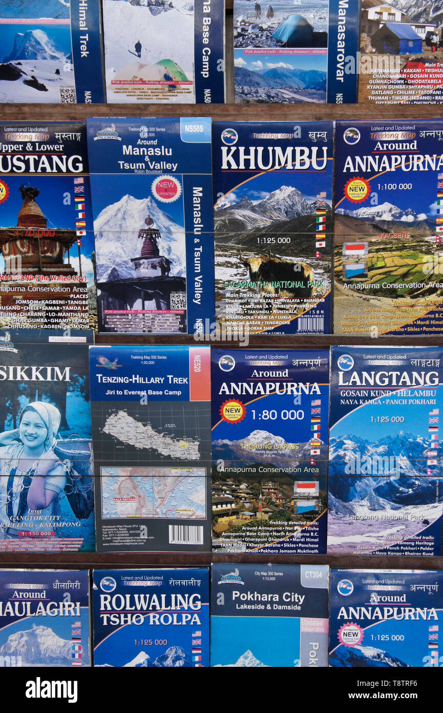 Tourismus, Wandern und Trekking Maps für Verkauf an den Durbar Square, Kathmandu, Nepal angezeigt Stockfoto