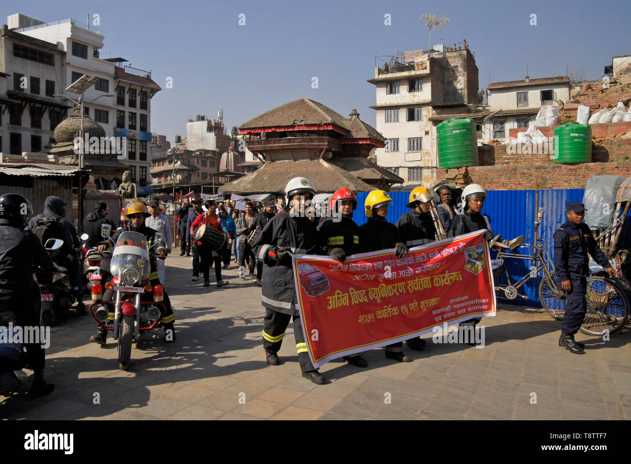 Feuerwehrleute und lokale Leute marschieren für den vorbeugenden Brandschutz und Sicherheit Bewußtsein, Durbar Square, Kathmandu, Nepal Stockfoto