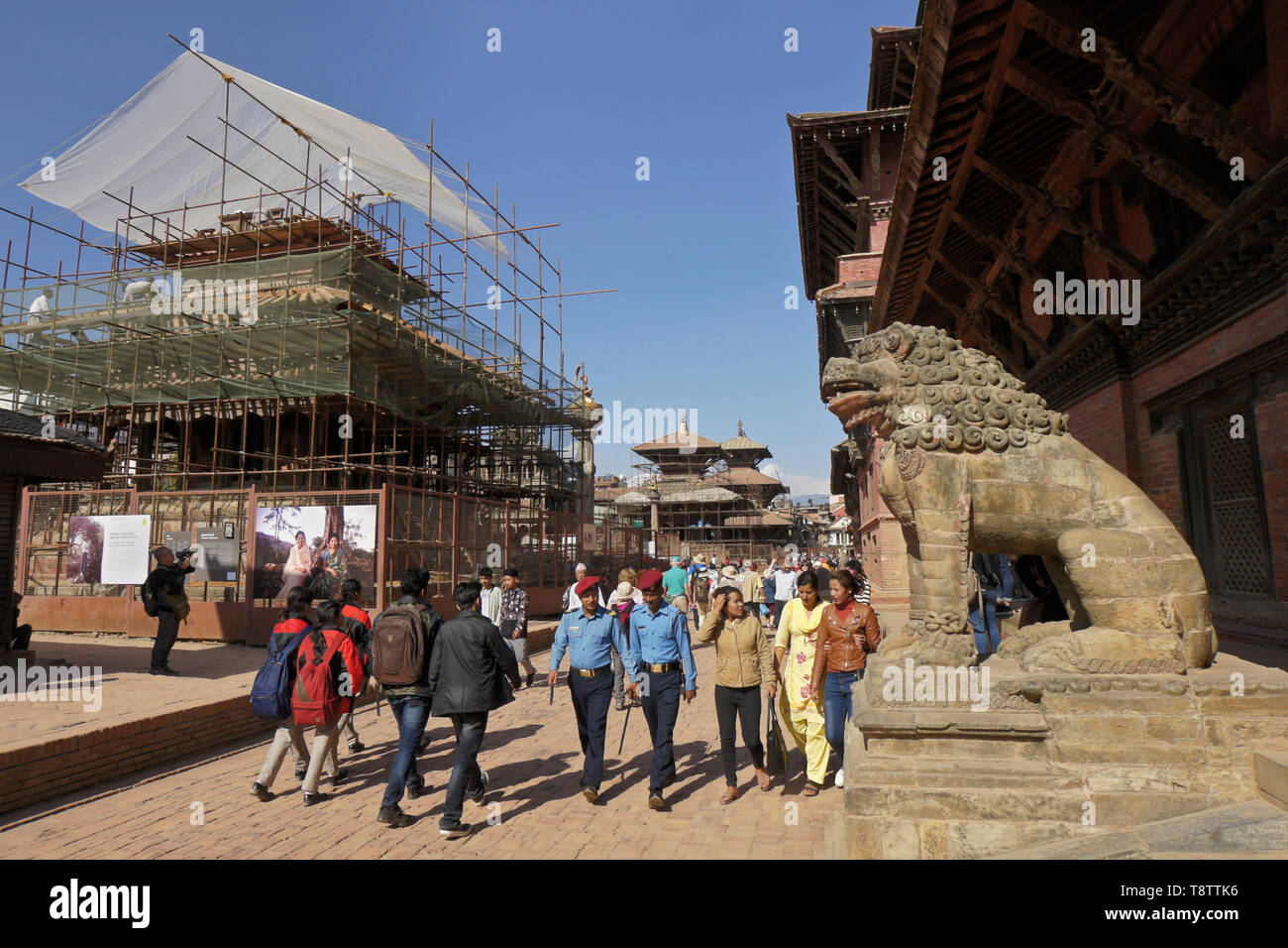 Royal Palace (rechts) und der Wiederherstellung von Hari Shankar Mandir und Bishwanath Mandir, sowohl bei dem Erdbeben 2015 stark beschädigt, Durbar Square, Patan, Stockfoto