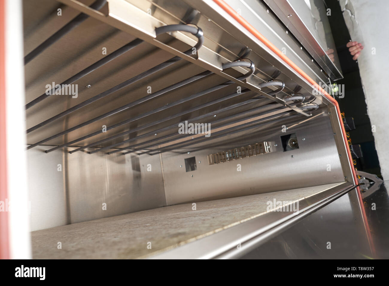 Industrielle elektrischer Ofen innere Ansicht, Details. Netzwerk Catering. Professionelle Ausstattung der Küche. Stockfoto