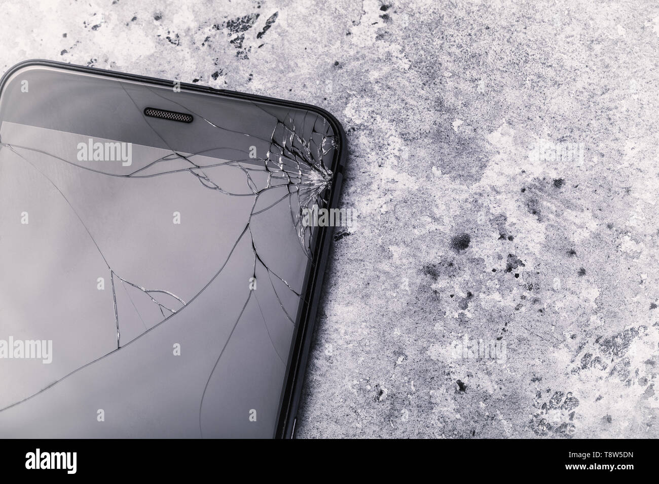 Glasscherben auf dem Bildschirm des Smartphones mit Kopie Raum, Ansicht von oben Stockfoto