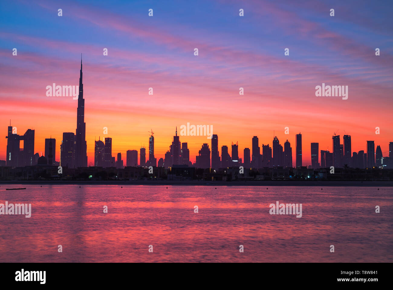 Mythische morgen, Sonnenaufgang oder Sonnenuntergang in Dubai. Morgen, Morgen, Sonnenaufgang oder Sonnenuntergang über moderne Stadt. Schöne farbige bewölkter Himmel über Dubai Downtown. Glühen Stockfoto