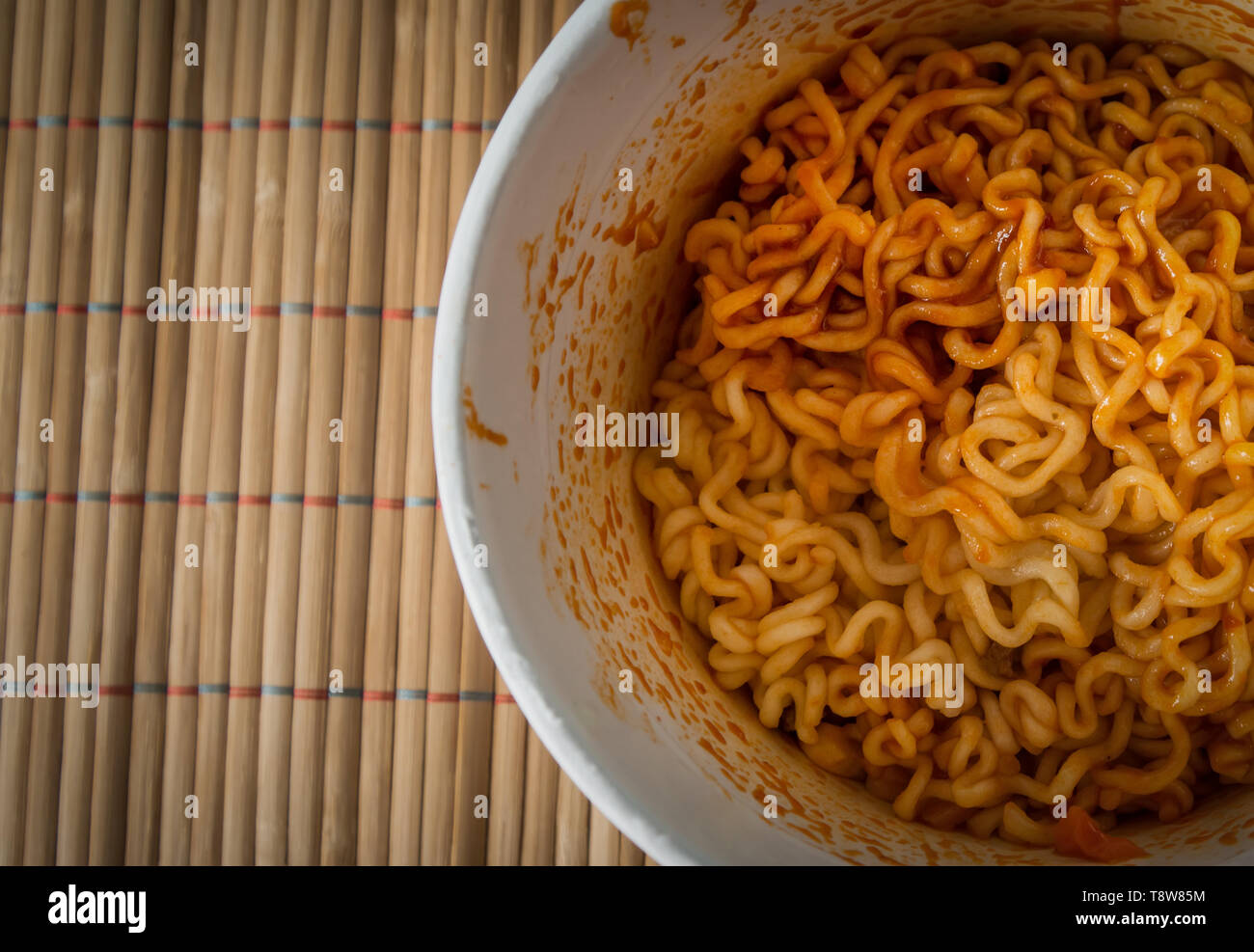 Schüssel mit chinesischen Ramen Nudeln mit Ketchup. Ansicht von oben. Stockfoto