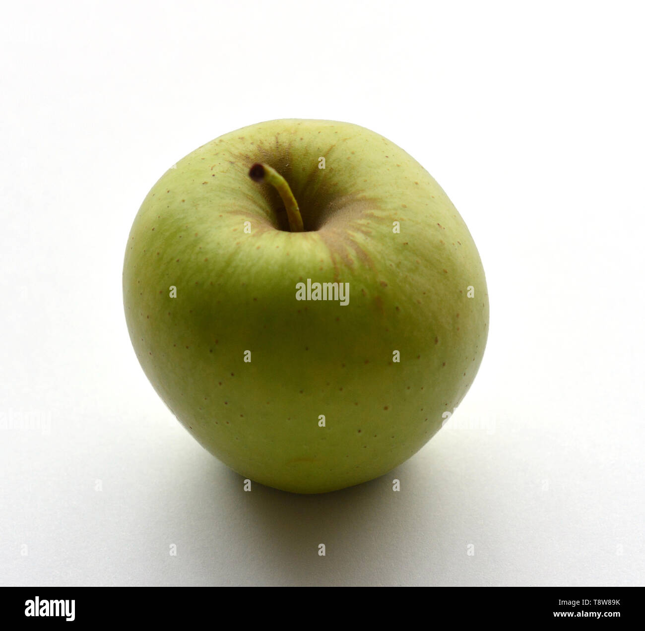 Golden Delicious Apfel, weißer Hintergrund Stockfoto