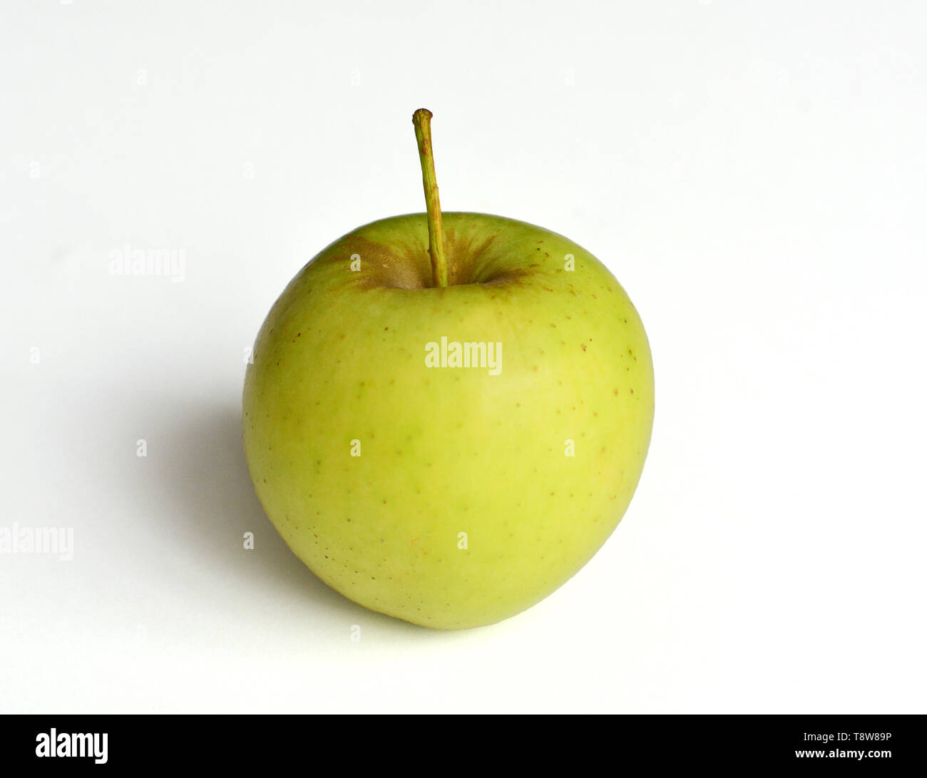 Golden Delicious Apfel, weißer Hintergrund Stockfoto