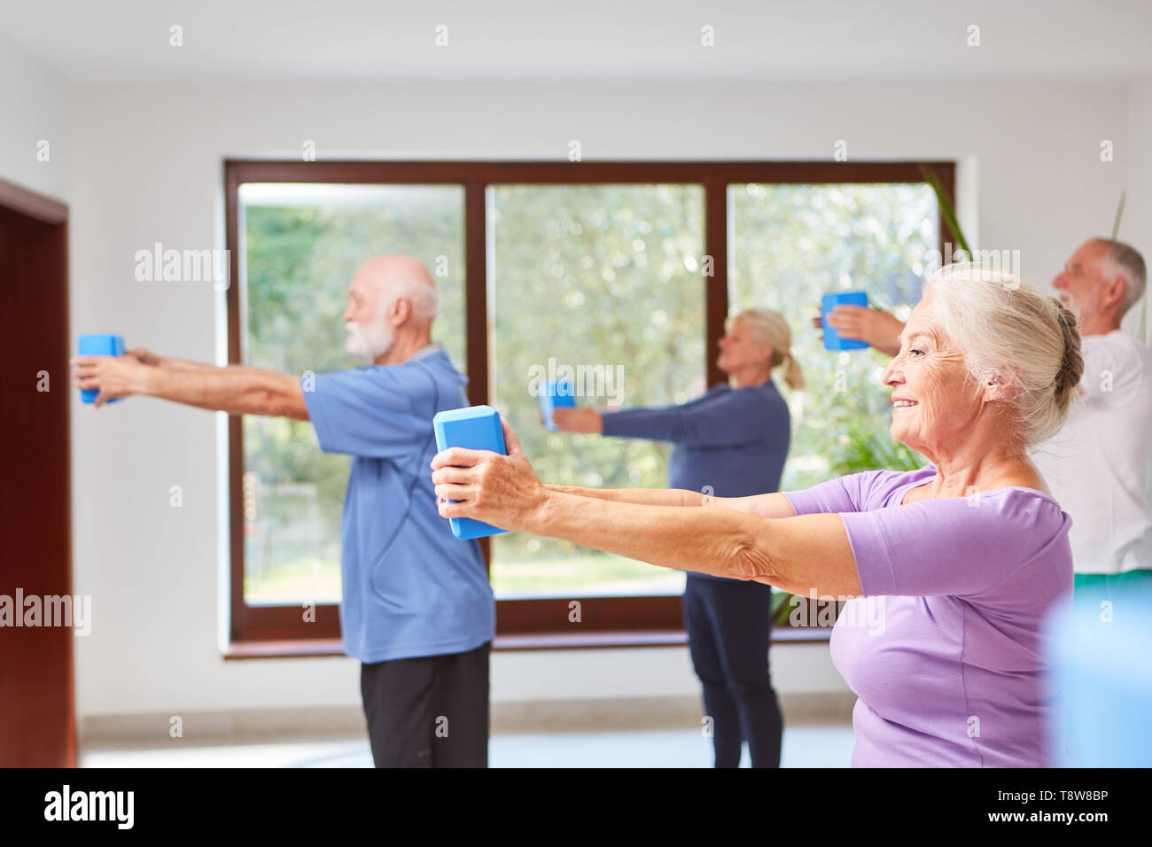 Gruppe von Senioren in fitness Klasse während der Ausbildung für die Gesundheit Stockfoto