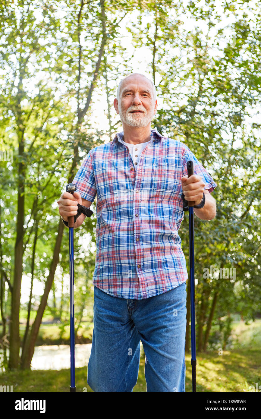 Älterer Mann auf einen aktiven Urlaub in der Natur beim Nordic Walking für Ausdauer Stockfoto