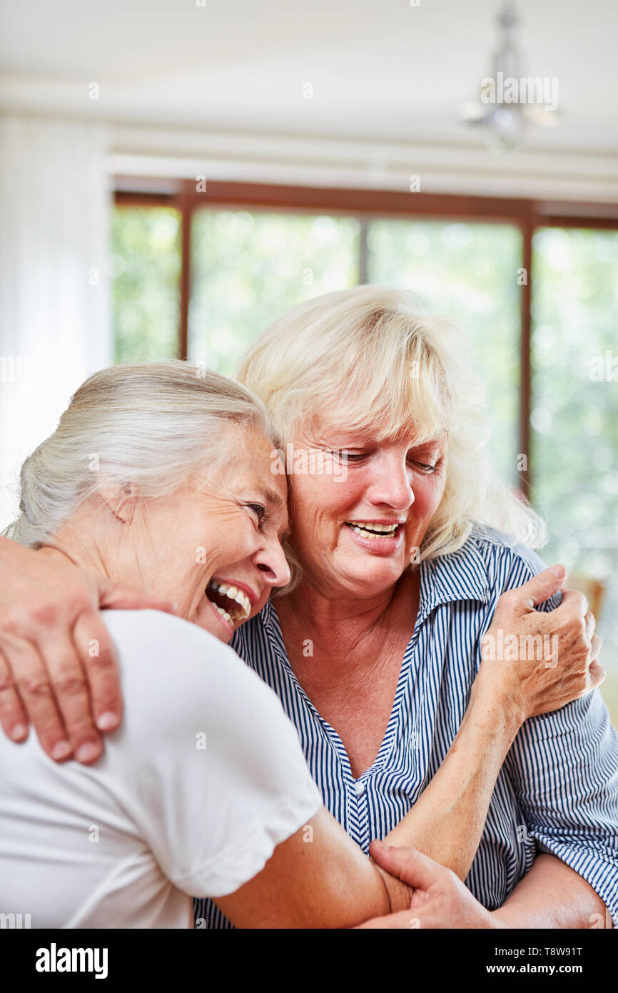 Zwei ältere Frauen halten einander glücklich in den Armen Stockfoto