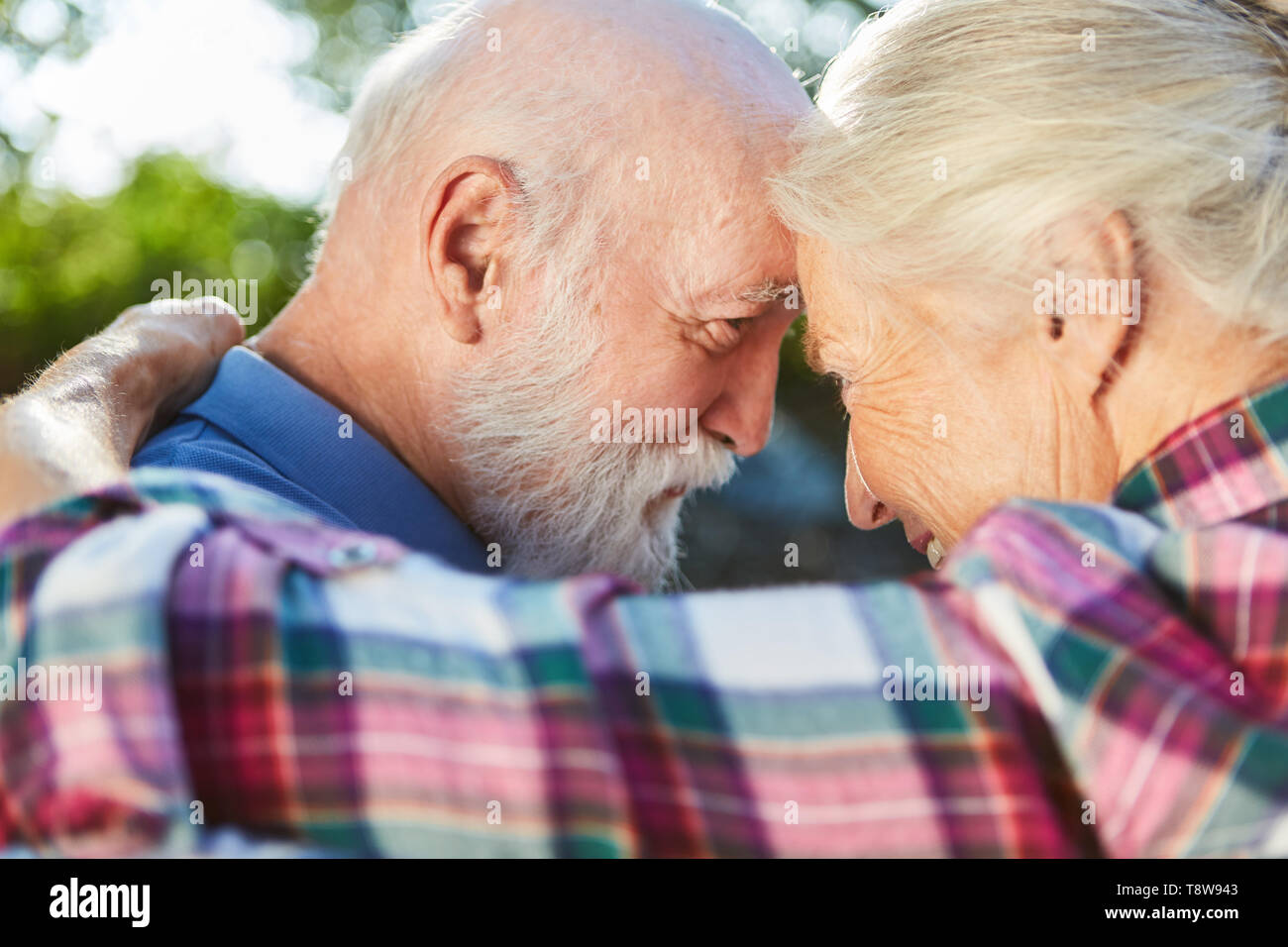 Alte Paar sucht in Liebe auf die Augen in einer Sitzung Stockfoto