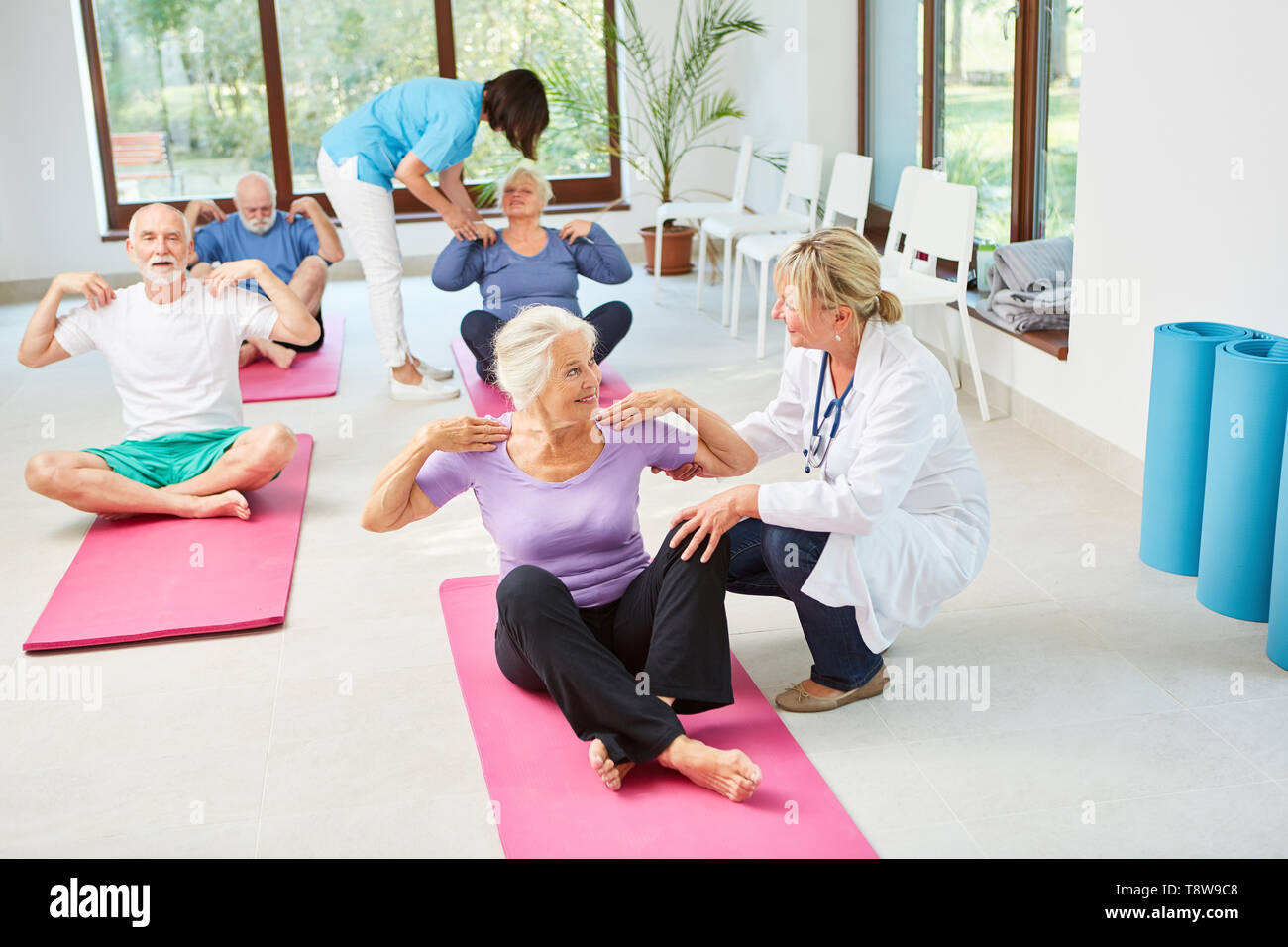 Therapeuten helfen Senioren mit Übung in der Physiotherapie im rehab Stockfoto
