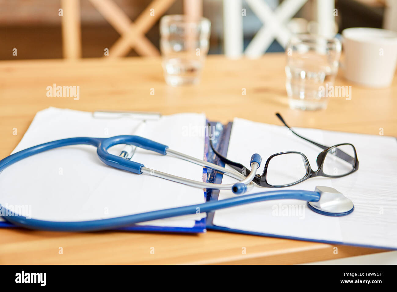 Stethoskop und Gläser auf einen Patienten Datei als Symbol der Medizin Diagnose Stockfoto