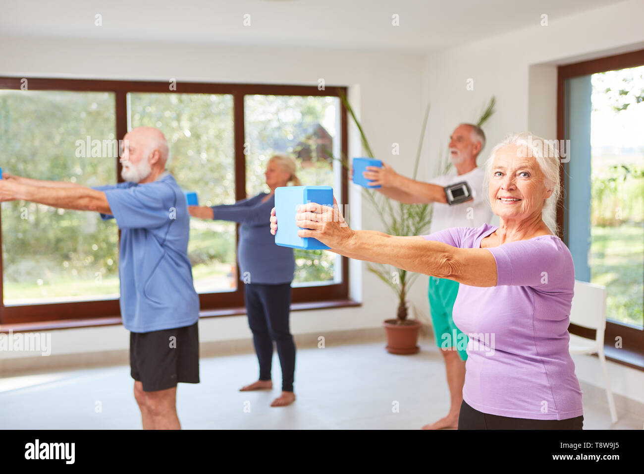 Gruppe von Senioren Übungen Fitness Klasse als rückentraining Stockfoto