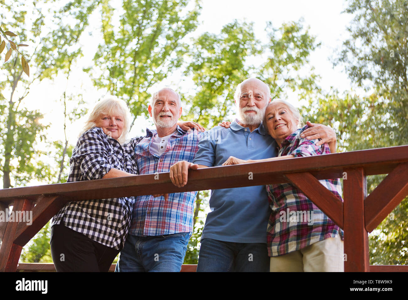 Senioren als Freunde Hug auf einem Sommerurlaub Reise Stockfoto