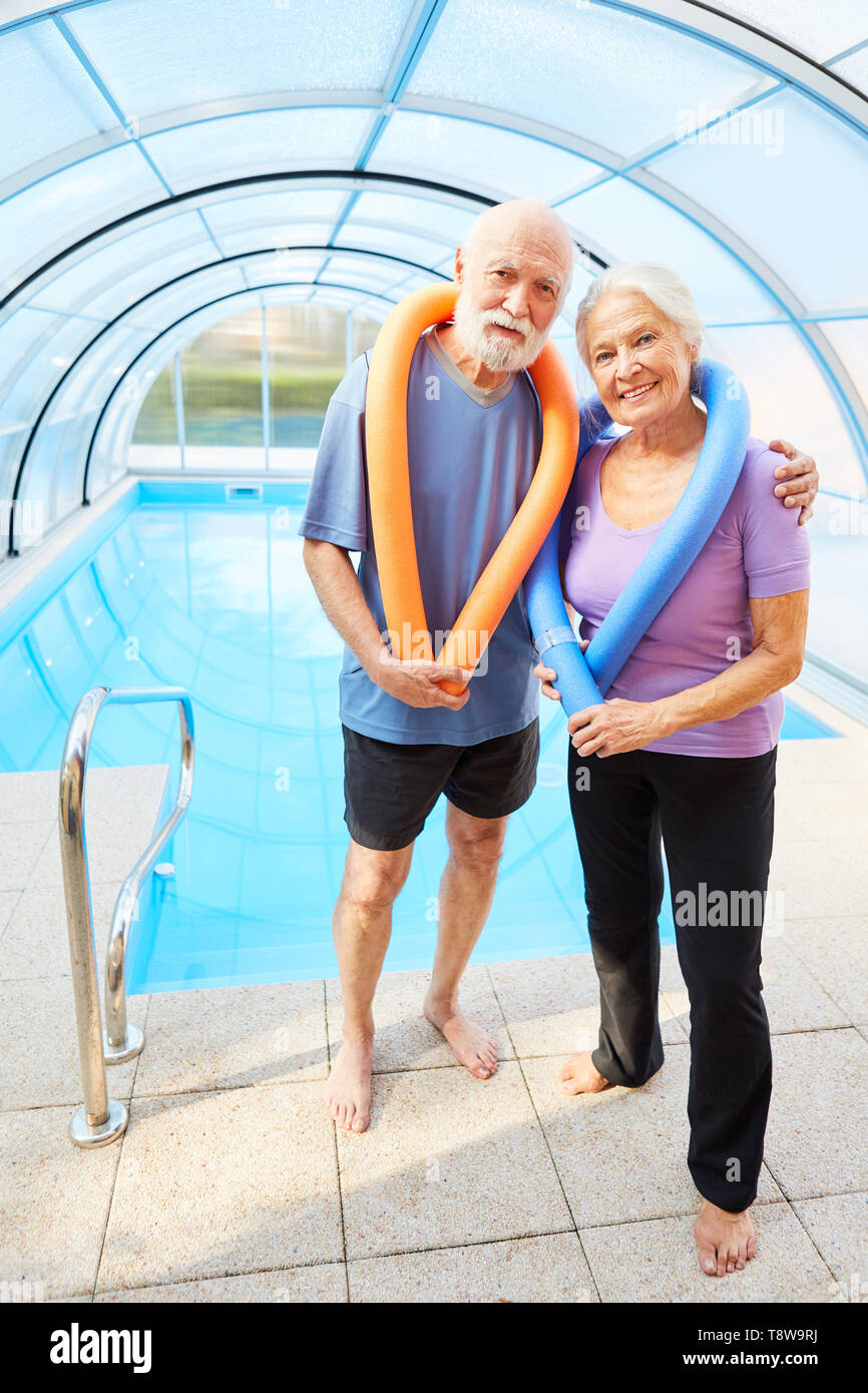 Happy Senioren Paar in der Reha vor dem Schwimmbad Stockfoto
