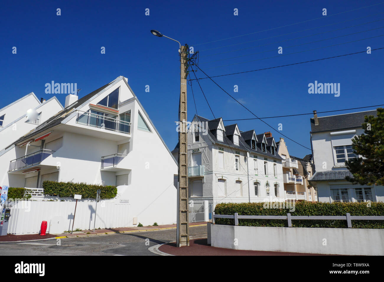 Residences entlang der Strandpromenade, Le Crotois, Bucht der Somme, Hauts-de-France, Frankreich Stockfoto