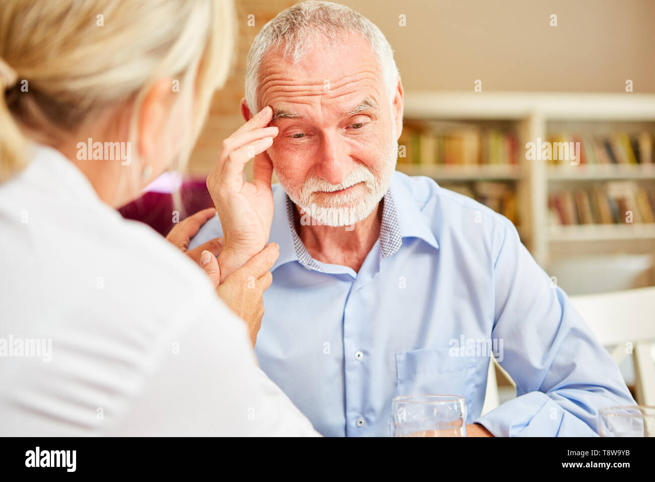 Senior mit Demenz oder Alzheimer ist, durch fürsorgliche Ärztin tröstete Stockfoto