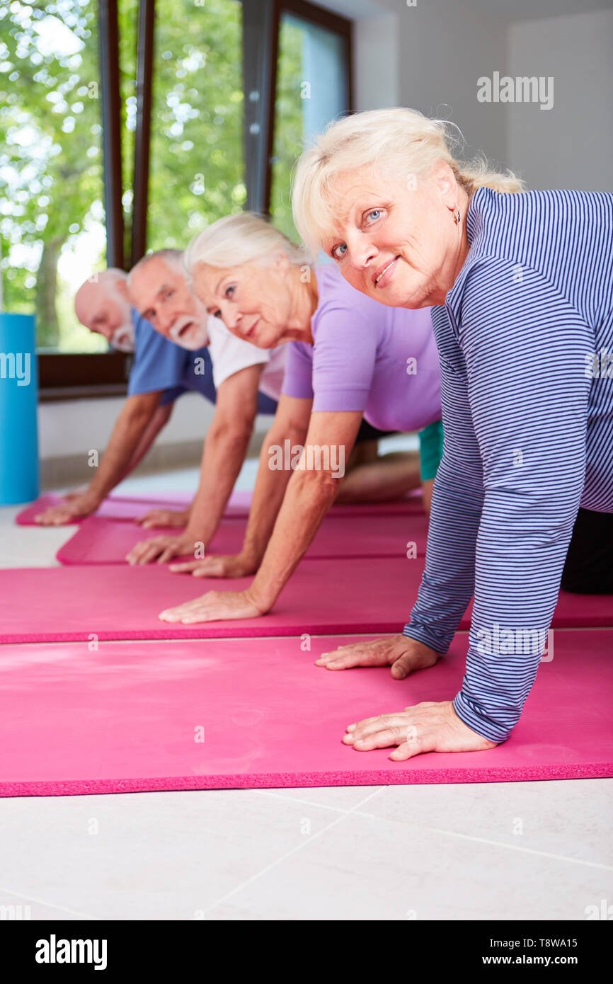 Vitale Senioren tun Rehabilitation machen Push-ups auf der Yogamatte Stockfoto
