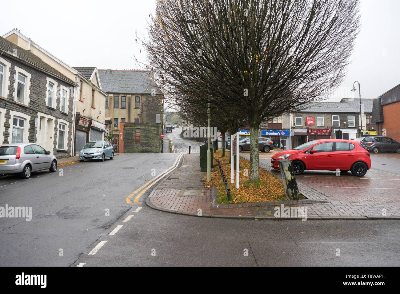 Welsh Straße mit Reihenhäusern und nebligen Wetter Stockfoto