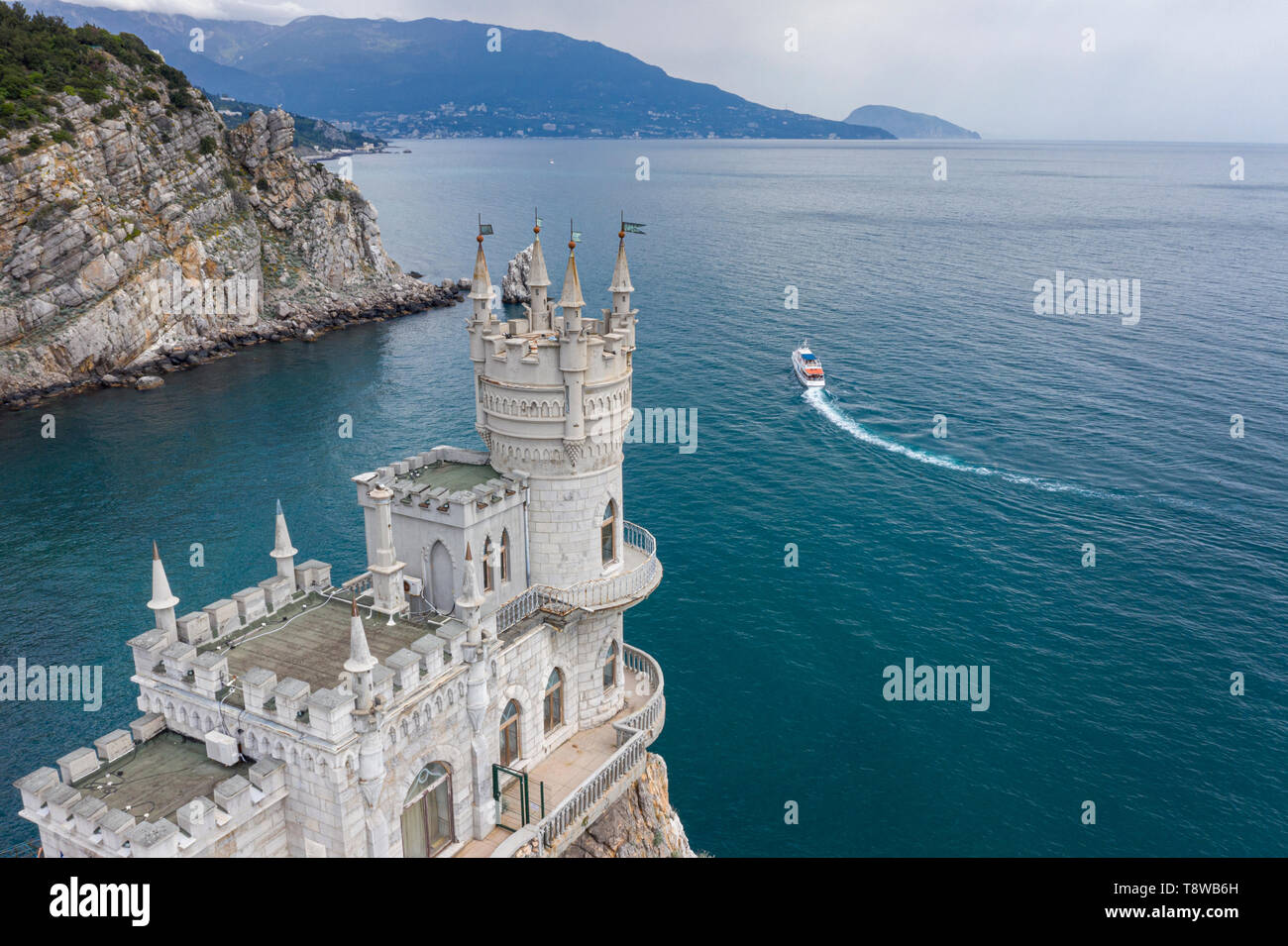 Ansicht von Oben auf der Burg wälzen Nest" und das Schwarze Meer Küste der Halbinsel Krim Stockfoto