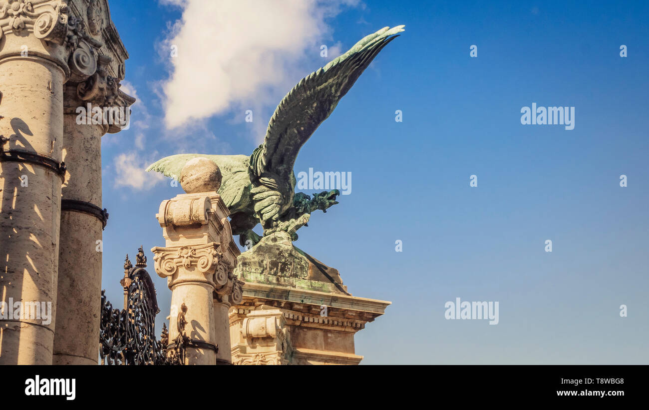 Turul Adler Statue am Haupteingang der Burg von Buda in Budapest, Ungarn Stockfoto