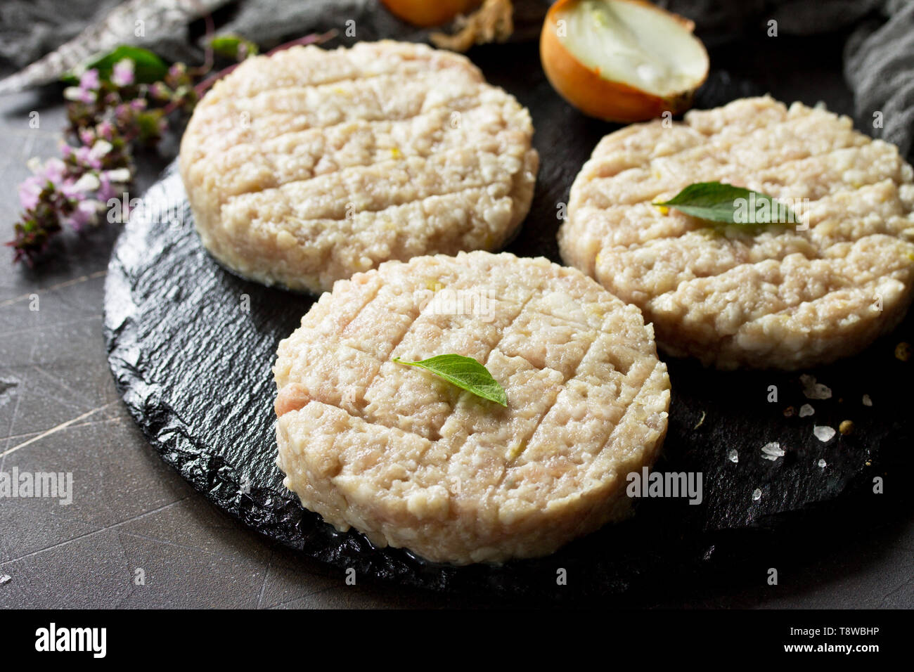 Rohe frische Schnitzel Burger aus Rindfleisch für hausgemachte Burger Kochen mit Gewürzen. Stockfoto