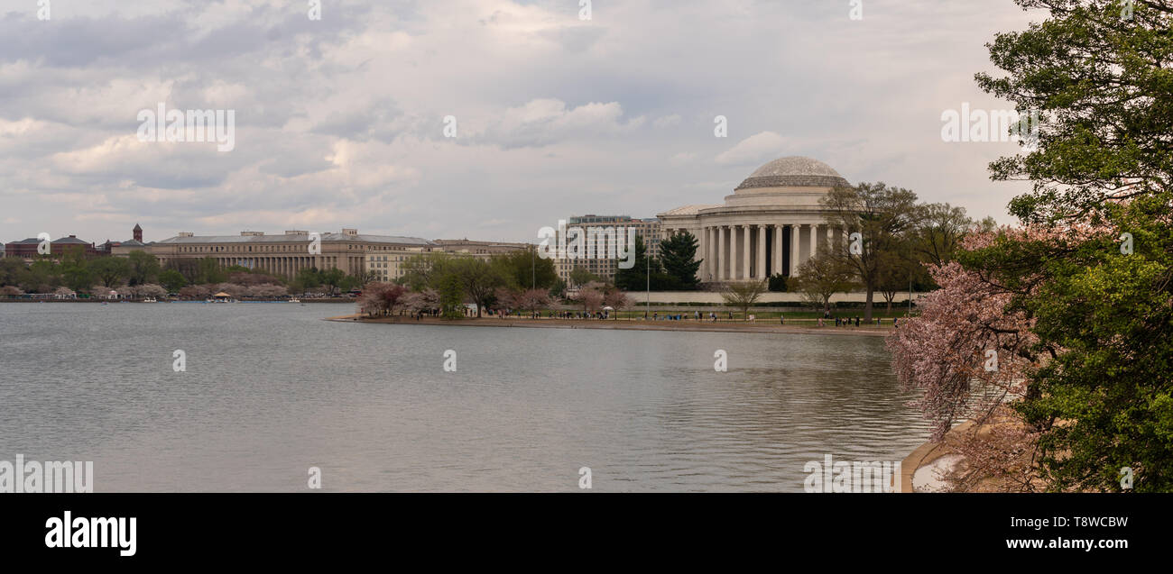 Jefferson Memorial und Leute genießen das Tidal Basin Blüten Stockfoto