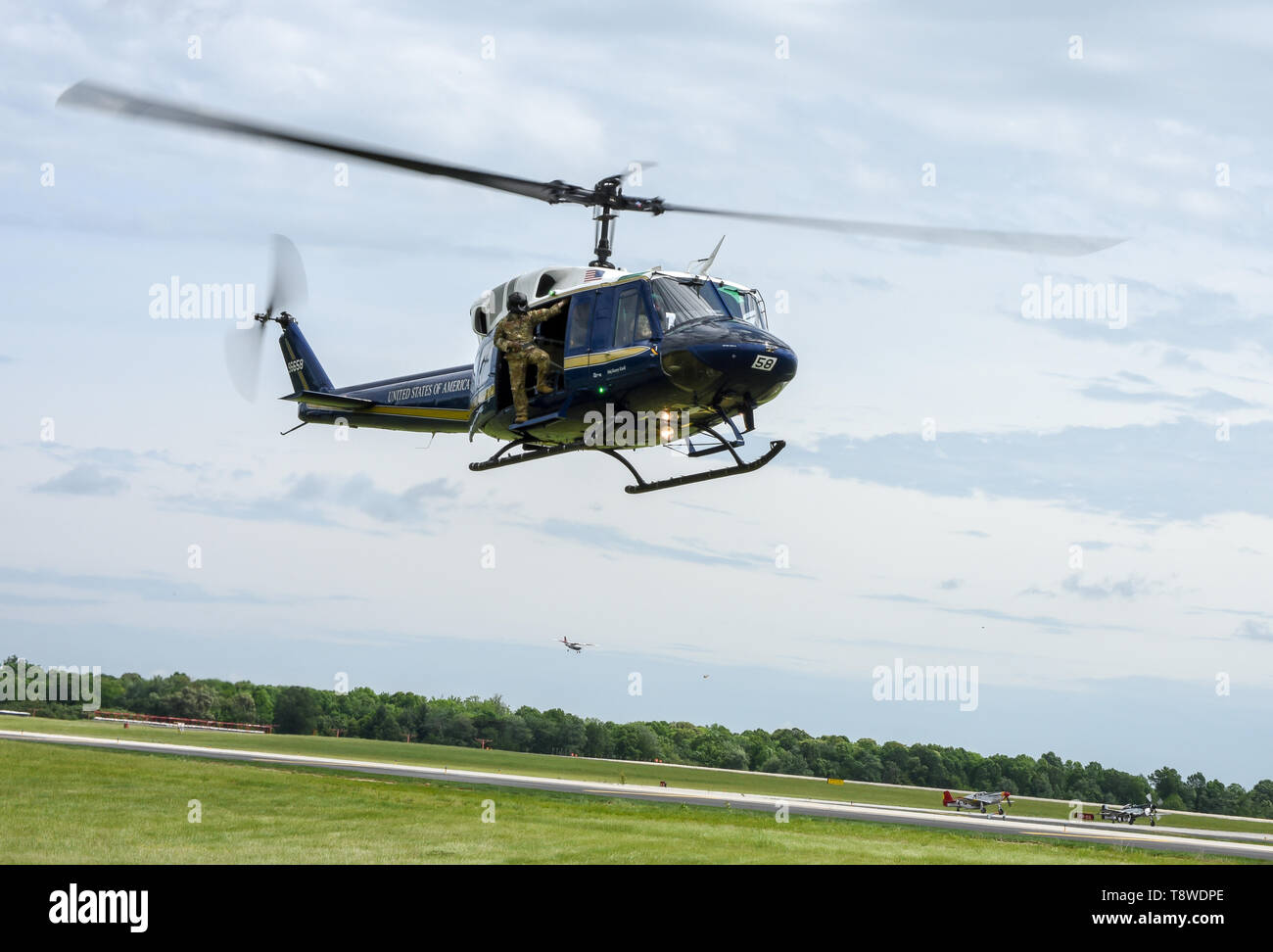 Mitglieder der 1 Helicopter Squadron bereiten die UH-1 Huey für die Landung nach der Eröffnungsfeier der Joint Base Andrews Air & Space Expo, Mai 10. (U.S. Air Force Foto von 2 Lt Jessica Cicchetto) Stockfoto