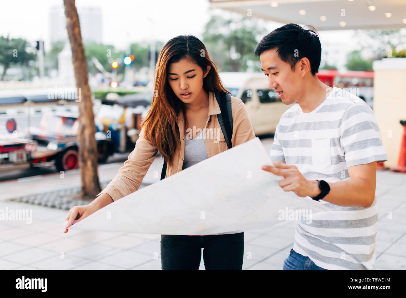 Reisen asiatische Frau und Mann lesen Karte auf der Straße von Bangkok City gemeinsam erkunden, Thailand Stockfoto