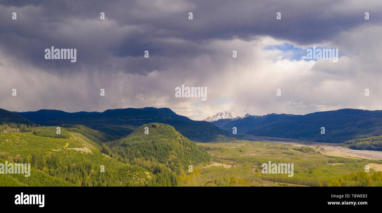 Es ist frühsommer und der Schnee Pack ist noch oben auf dem Mt St Helens im Nationalpark Stockfoto