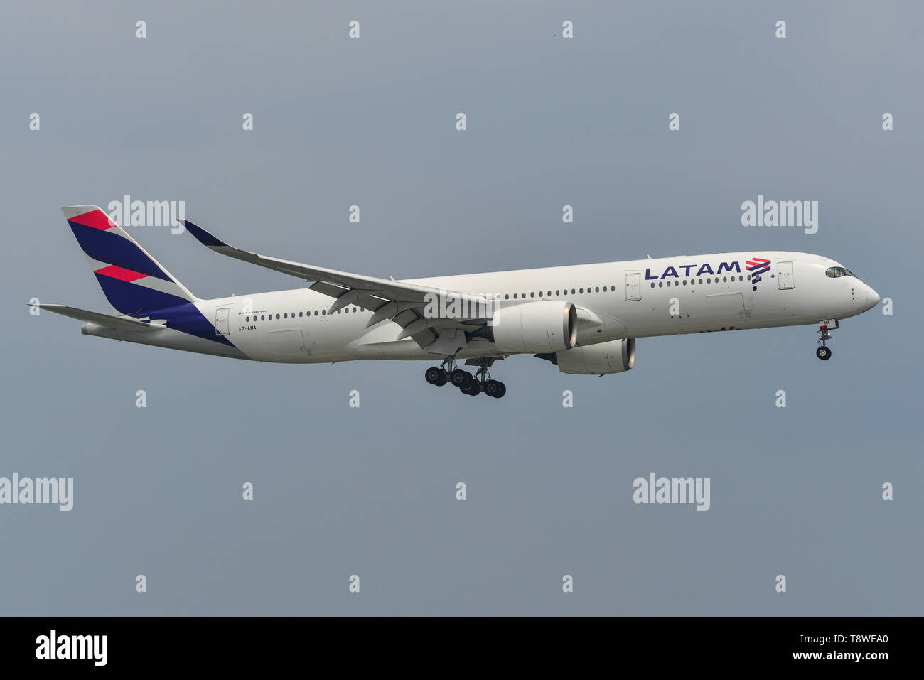 Saigon, Vietnam - 11. Mai 2019. Ein 7-AMA Latam Brasil (von Qatar Airways) Airbus A350-900 der Landung am Flughafen Tan Son Nhat (SGN). Stockfoto