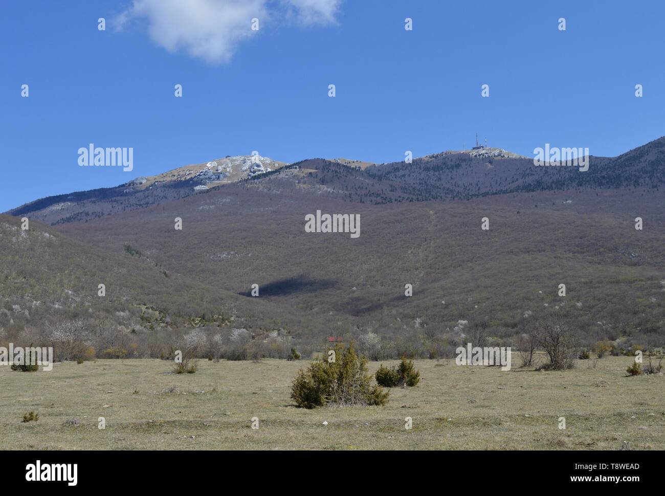 Lička Plješivica Moountain fotografiert von Tal an einem sonnigen Frühlingstag Stockfoto