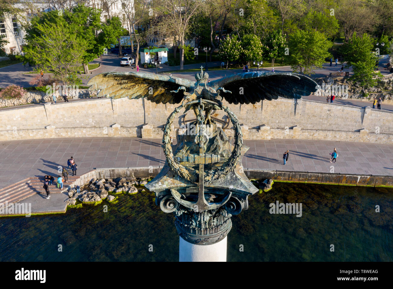 Detailansicht von ikonischen Denkmal der Russischen versunkene Schiffe und Primorski Boulevard vom Schwarzen Meer in die Bucht von Sewastopol, die Halbinsel Krim Stockfoto
