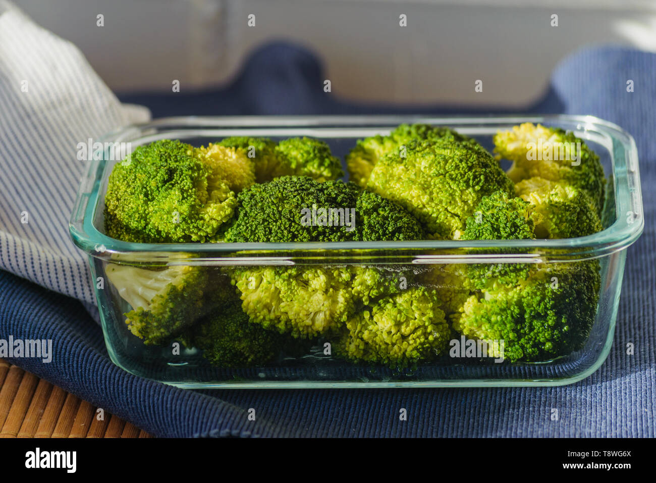 Broccoli in einem Glas wiederverwendbare Behälter. Keine Kunststoff-Konzept Stockfoto