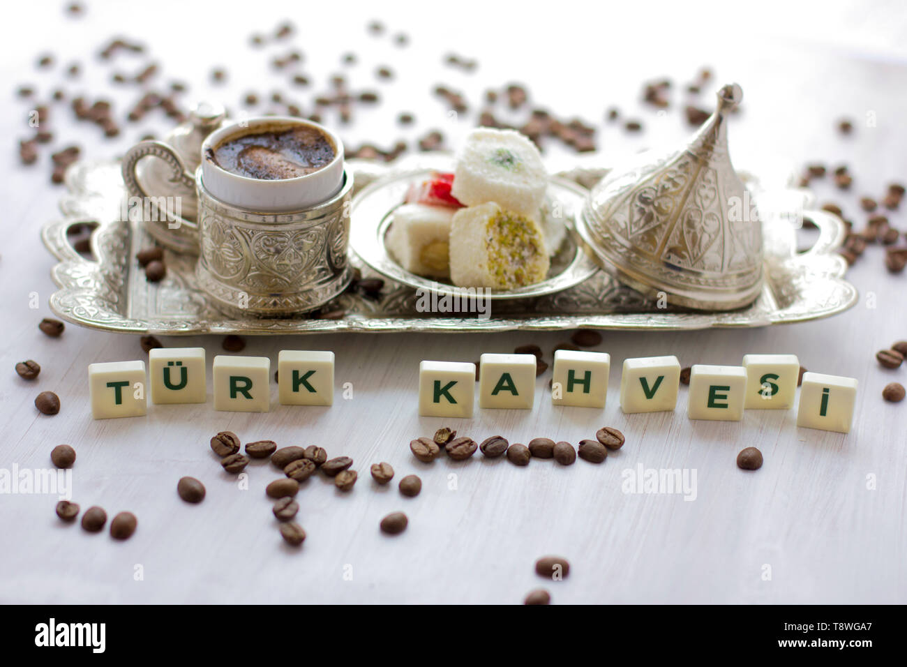 Traditionelle türkische Kaffee und Süßigkeiten in einem Besteck. Schriftzug - türkischer Kaffee - in türkischer Sprache Stockfotografie