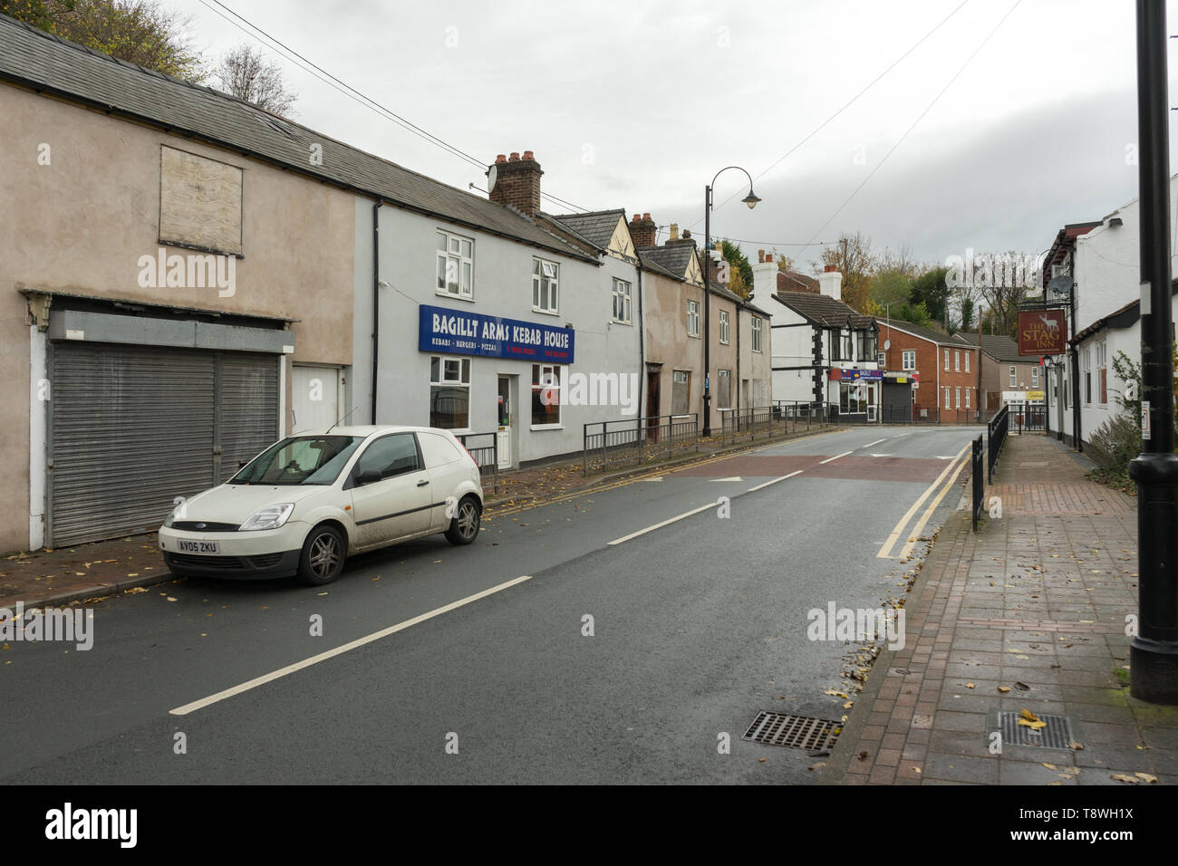 BAGILLT, BLICK AUF DIE STRASSE, GESCHÄFT, VERFALL, GESCHLOSSEN, KÄMPFEN Stockfoto
