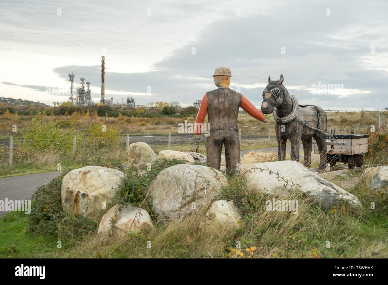 Bergbau, Miner Memorial, North Wales, UK, mit Blick auf das Feld der Industrie Stockfoto