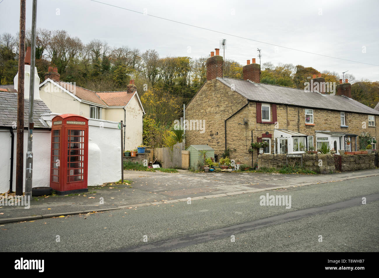 Ländliche walisischen Dorf mit Reihenhäusern, Hütten, in Wales, UK mit roten Telefonzelle Stockfoto