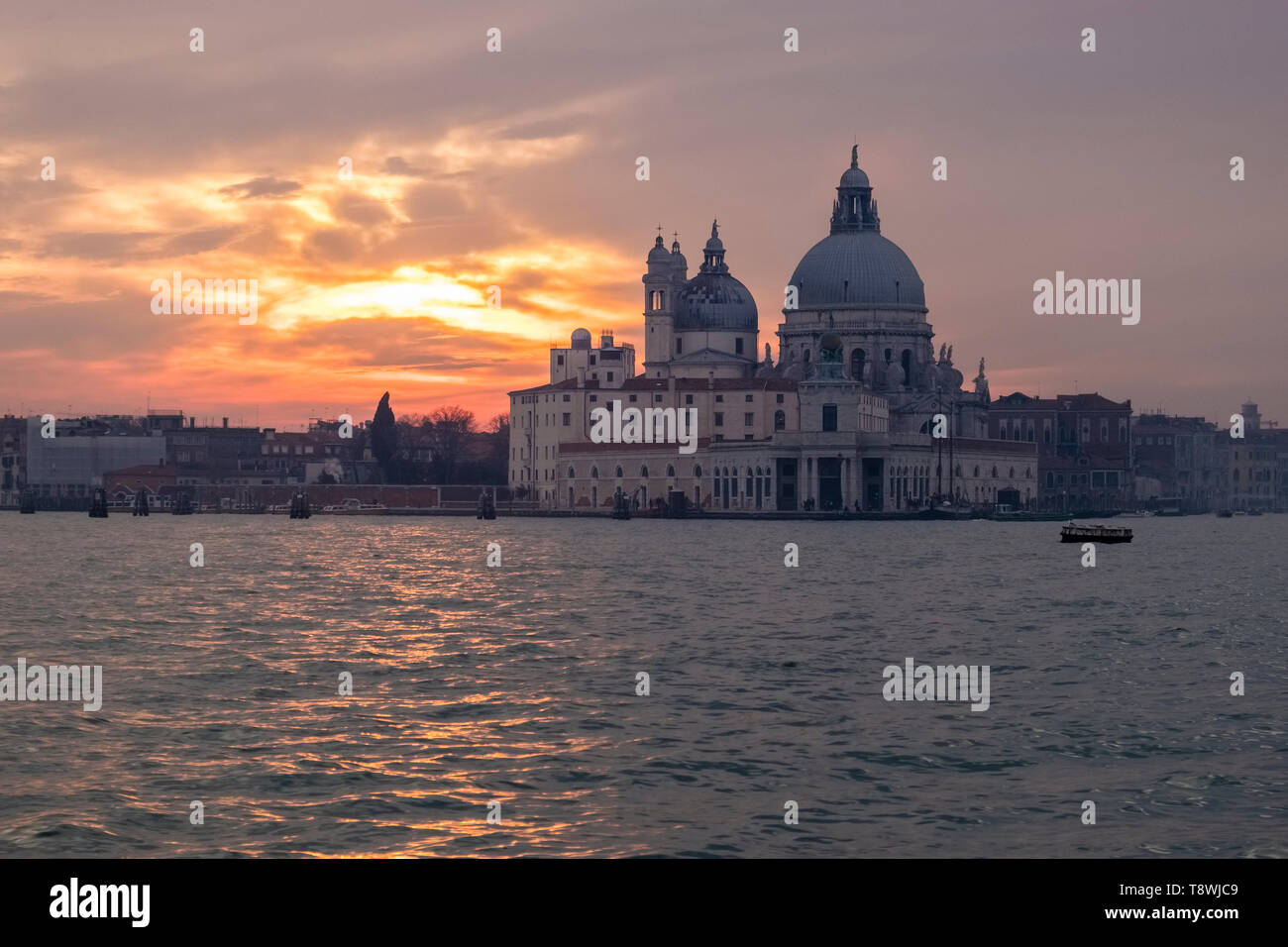 Basilika der heiligen Maria von Gesundheit, die Basilika Santa Maria della Salute, über den Canal Grande gesehen, Canal Grande, bei Sonnenuntergang Stockfoto