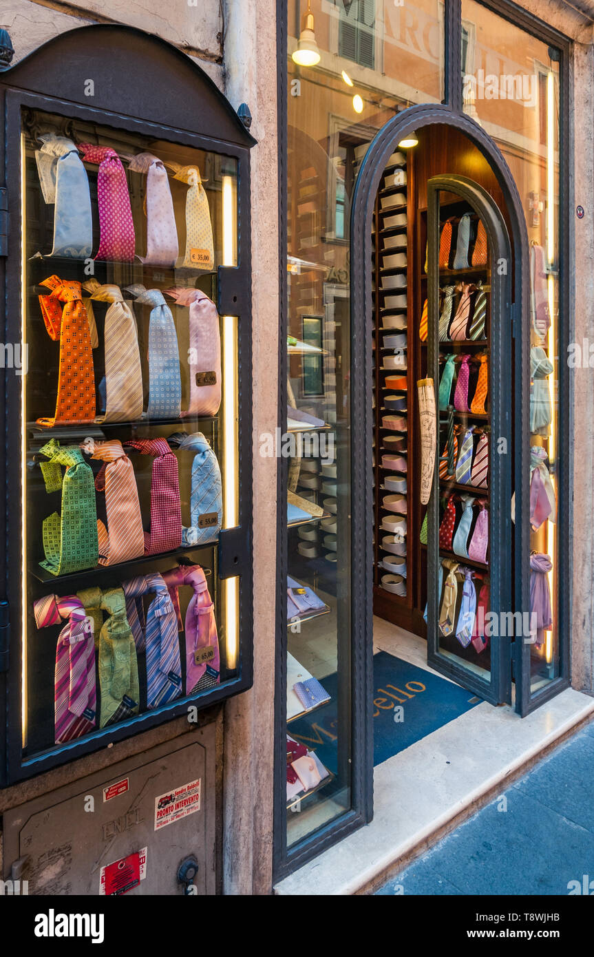 Rom, Italien, 4. SEPTEMBER 2010: Bunte Krawatten werden auf dem Display am Eingang von der Men's Fashion Store Marcello in der Via Condotti in Rom am s Stockfoto