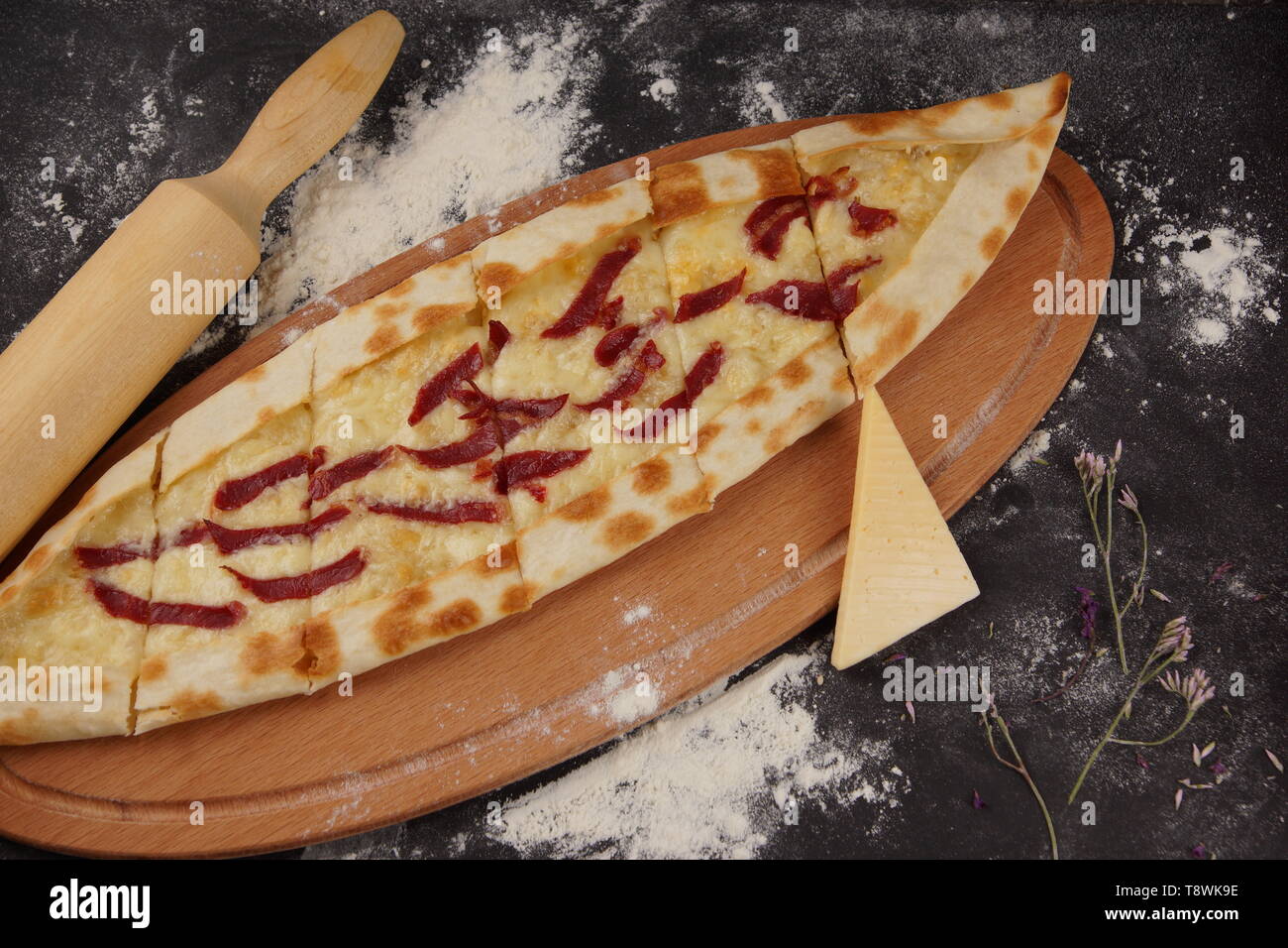 Türkische Pizza ist aufgerufen, Pide mit Käse und Wurst auf dünnem Teig in Form eines Bootes. Stockfoto