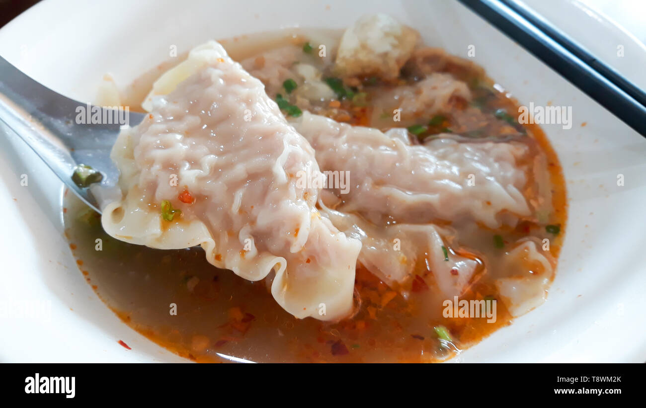 Thai Wan-tan Knödel in würzige Suppe. Stockfoto