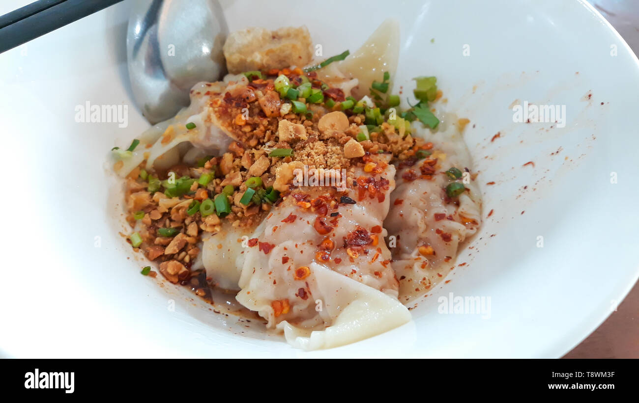 Thai würzige Wan-tan Knödel, thailändisches Essen. Stockfoto