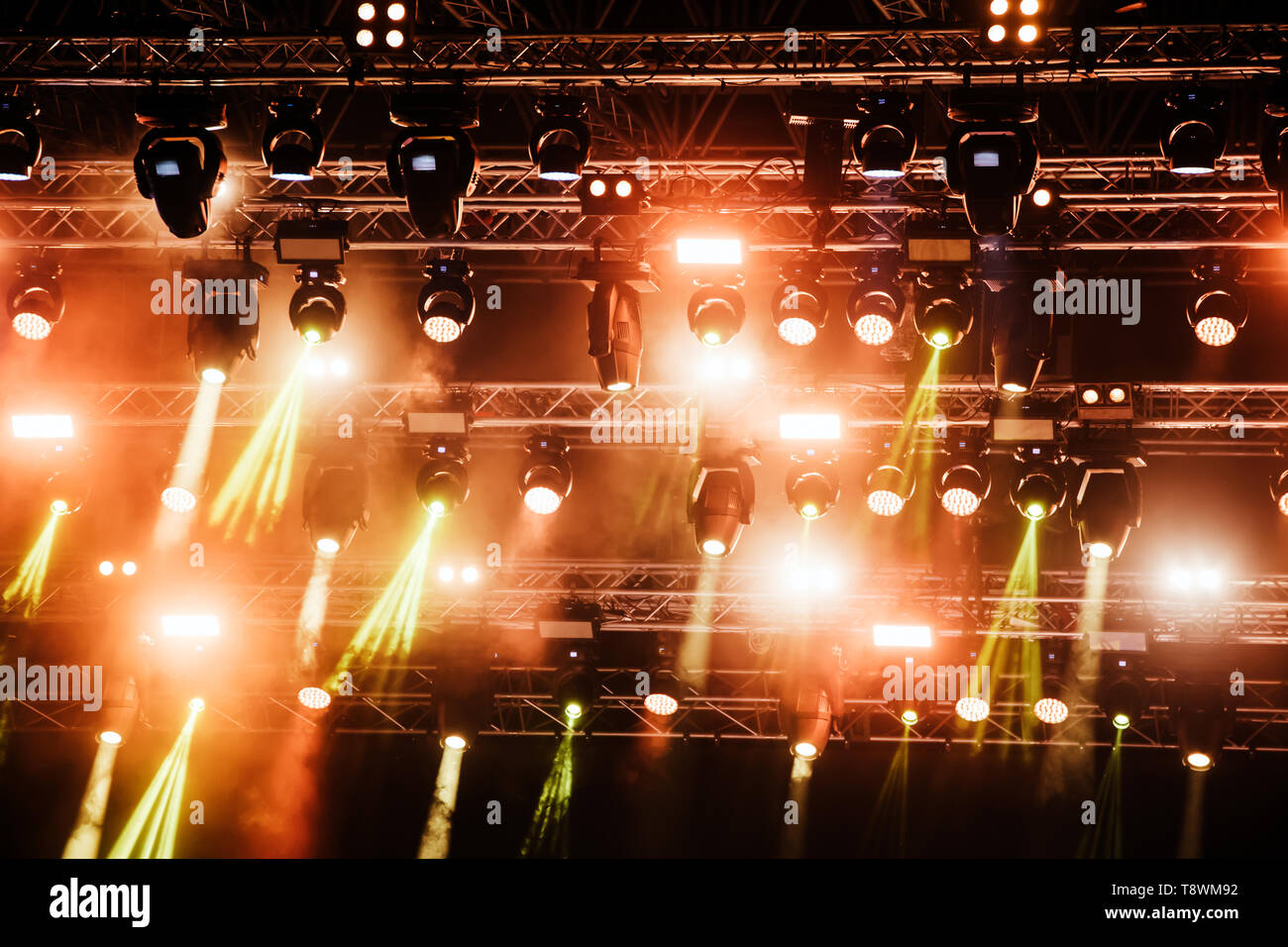 Bild von hellen Konzert Beleuchtung auf der Bühne Stockfoto