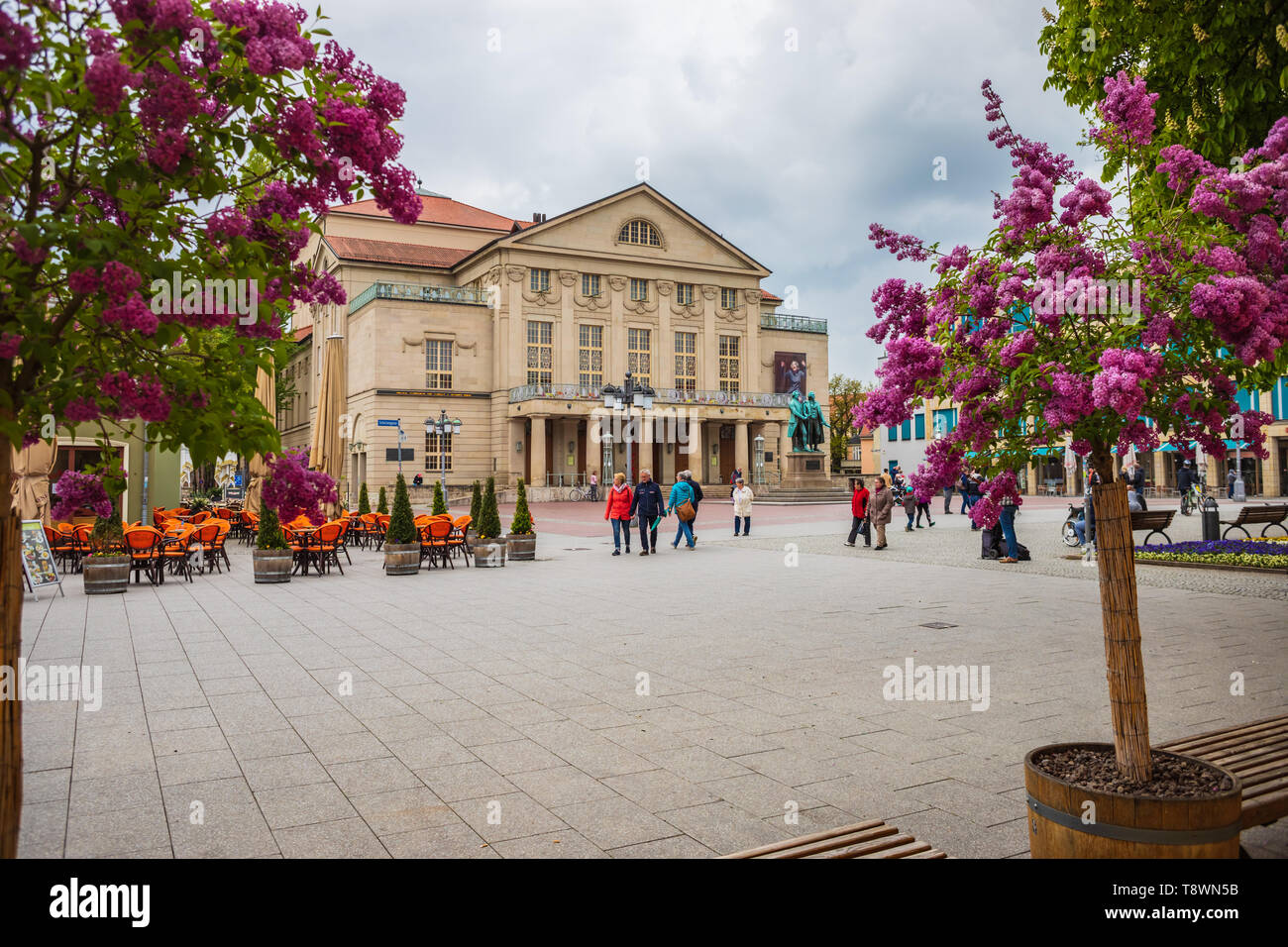 WEIMAR, Deutschland - ca. April 2019: Goethe-Schiller-Denkmal vor dem Deutschen Nationaltheater und der Staatskapelle Weimar in Thüringen, Germa Stockfoto