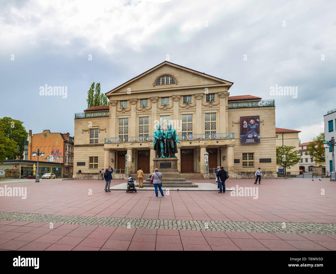 WEIMAR, Deutschland - ca. April 2019: Goethe-Schiller-Denkmal vor dem Deutschen Nationaltheater und der Staatskapelle Weimar in Thüringen, Germa Stockfoto