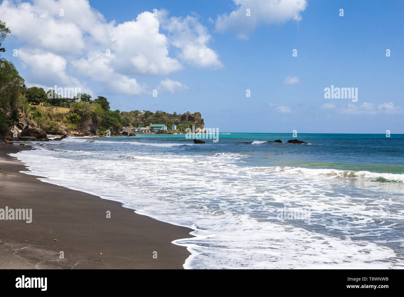 Schwarzer Sandstrand auf der Insel St. Lucia in der Karibik. Stockfoto