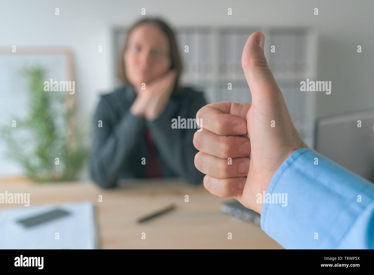 Zufrieden Chef Gestik Daumen bis zu den weiblichen Angestellten im Büro, selektiver Fokus auf Hand indossieren Arbeitnehmer Stockfoto