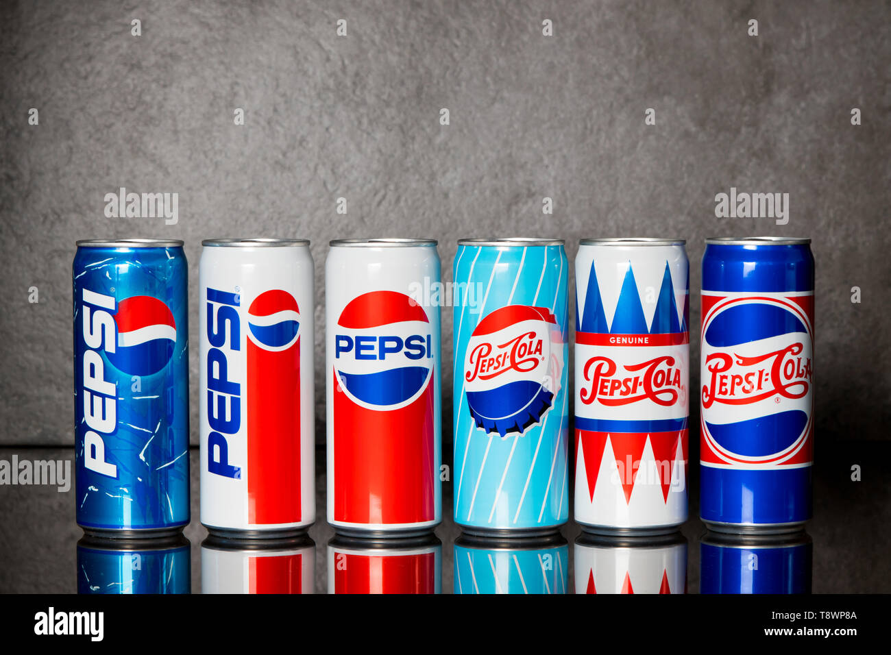 Danzig Polen April 03 2019 Pepsi Trinken In Dosen Spezielle Anniversary Edition Pepsi Ist Ein Kohlensaurehaltiges Erfrischungsgetrank Durch Pepsico Hergestellt Stockfotografie Alamy